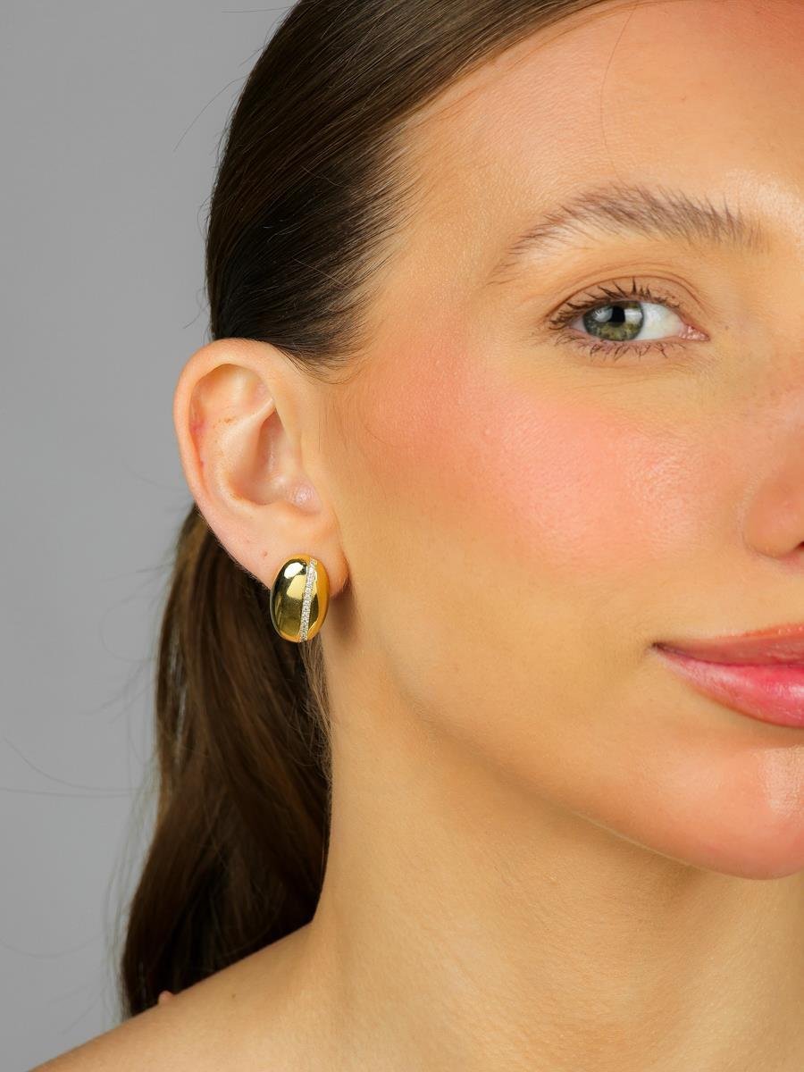 Brinco Oval Com Detalhe Cravejado | Banhado A Ouro.