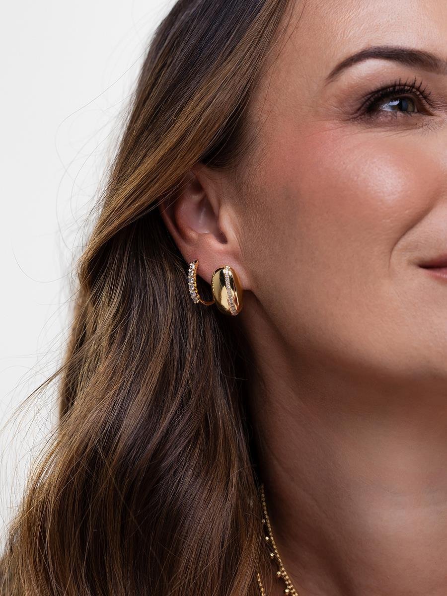 Brinco Oval Com Detalhe Cravejado | Banhado A Ouro.