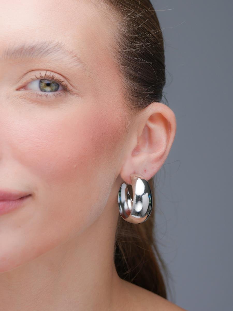 Argola Lisa M | Banhado a Ródio Branco.