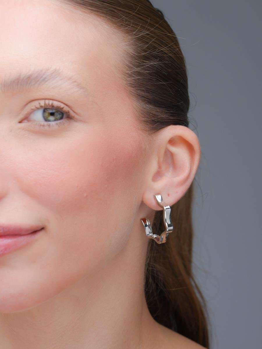 Argola Ondulada Aberta | Banhado a Ródio Branco.