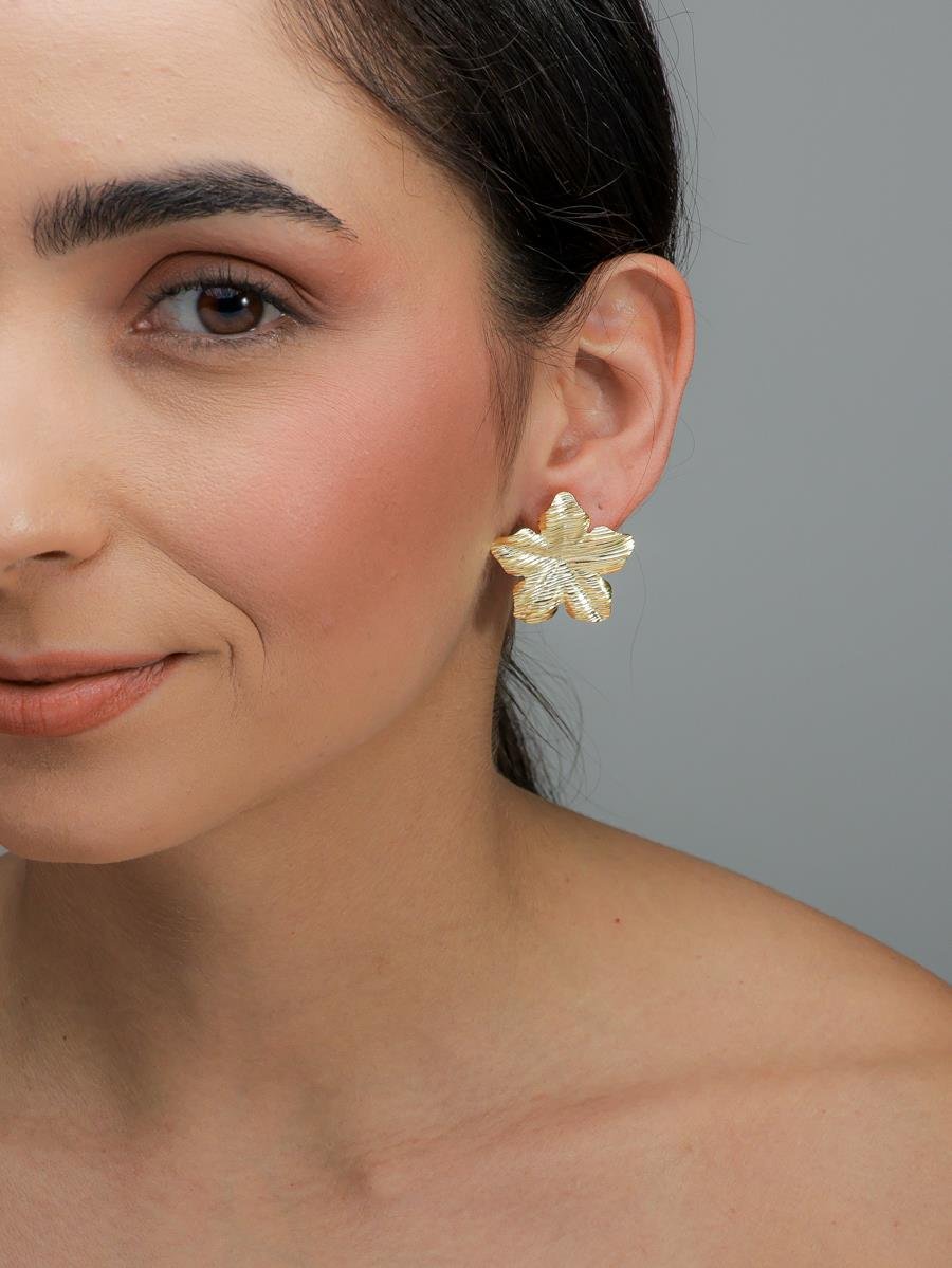 Brinco Flor Texturizada | Banhado a Ouro.