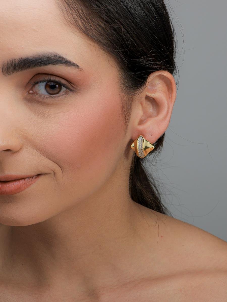 Brinco Liso com Linha Cravejada | Banhado a Ouro.