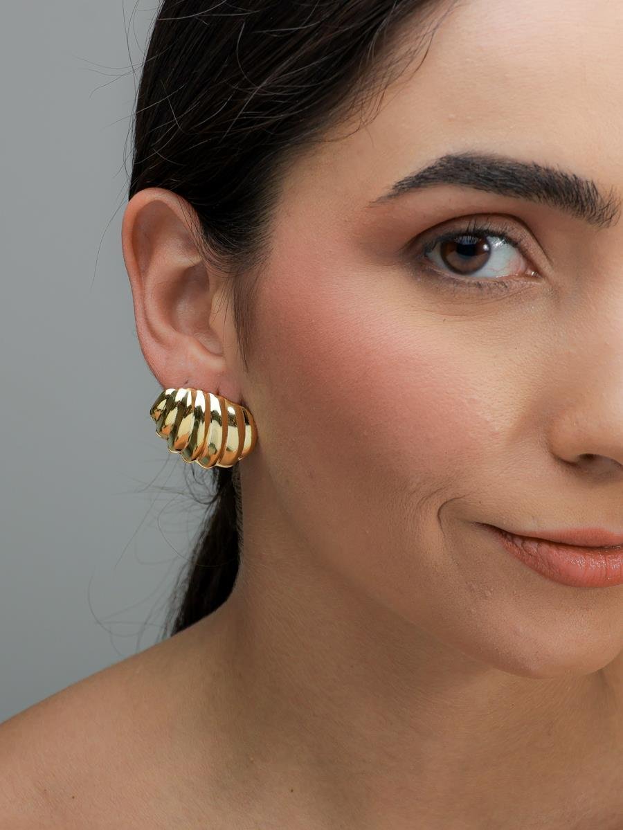 Brinco Concha | Banhado a Ouro.
