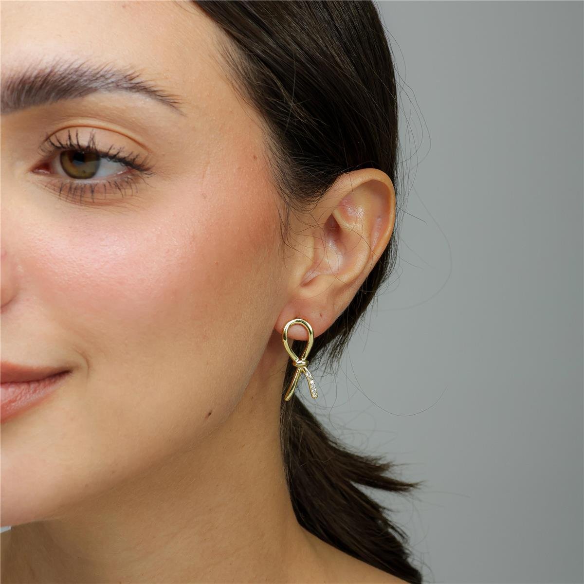 Brinco Laço com Detalhe Cravejado | Banhado a Ouro.