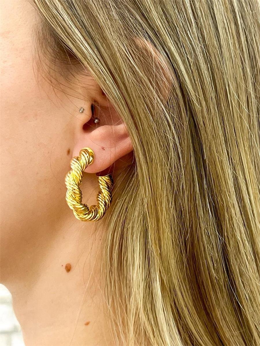 Argola Tubo Trançada com Relevo | Banhado a Ouro.