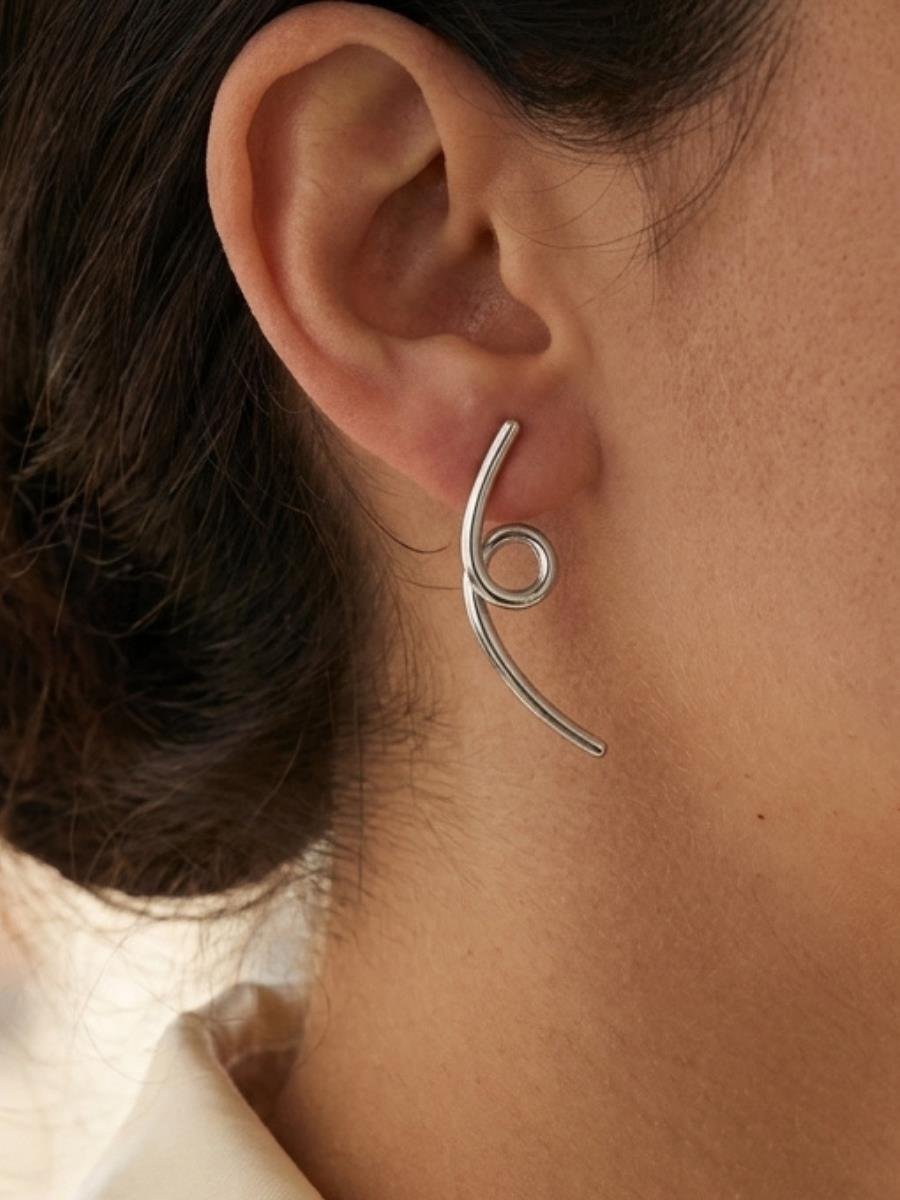 Brinco Curva Espiral | Banhado a Ródio Branco.