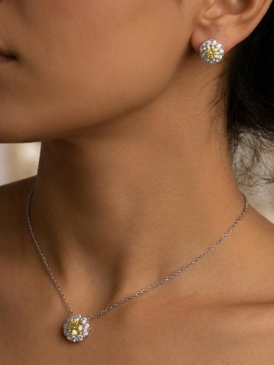 Conjunto Redondo Borda Incolor Centro Amarelo | Banhado a Ródio Branco.