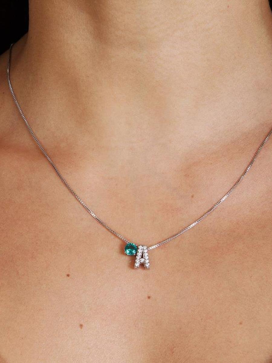 Colar com Ponto de Luz Turmalina e Letra Cravejada | Banho de Platina