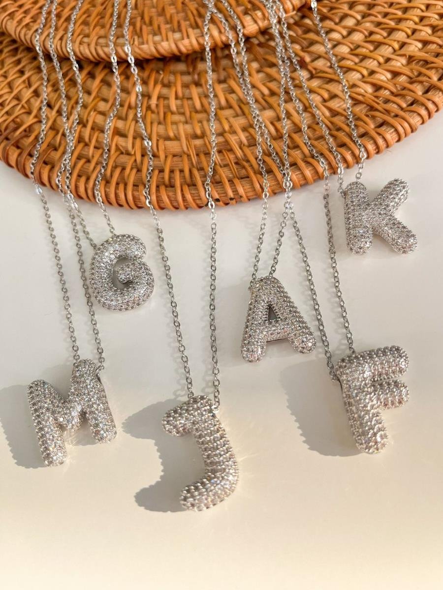 Colar Letra Cravejada Incolor l Banho de Ródio Branco