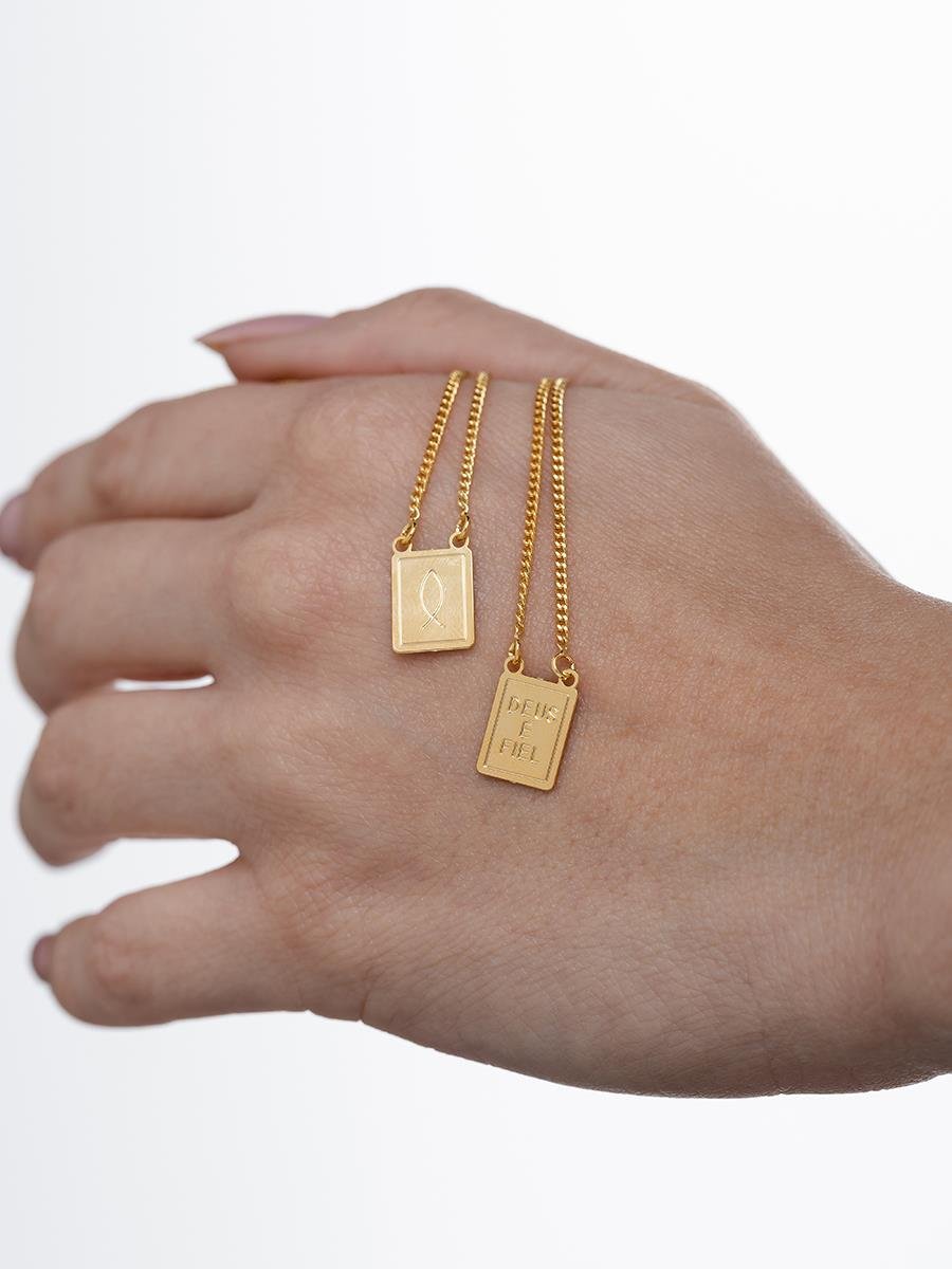 Escapulário Deus é Fiel | Banhado a Ouro