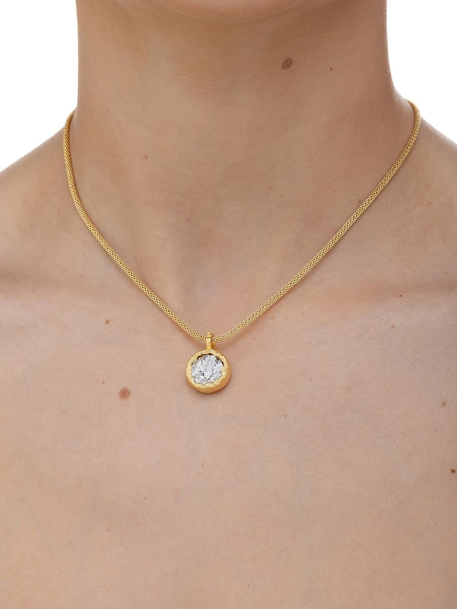 Choker com Pingente Redondo Texturizado | Banhado a Ouro