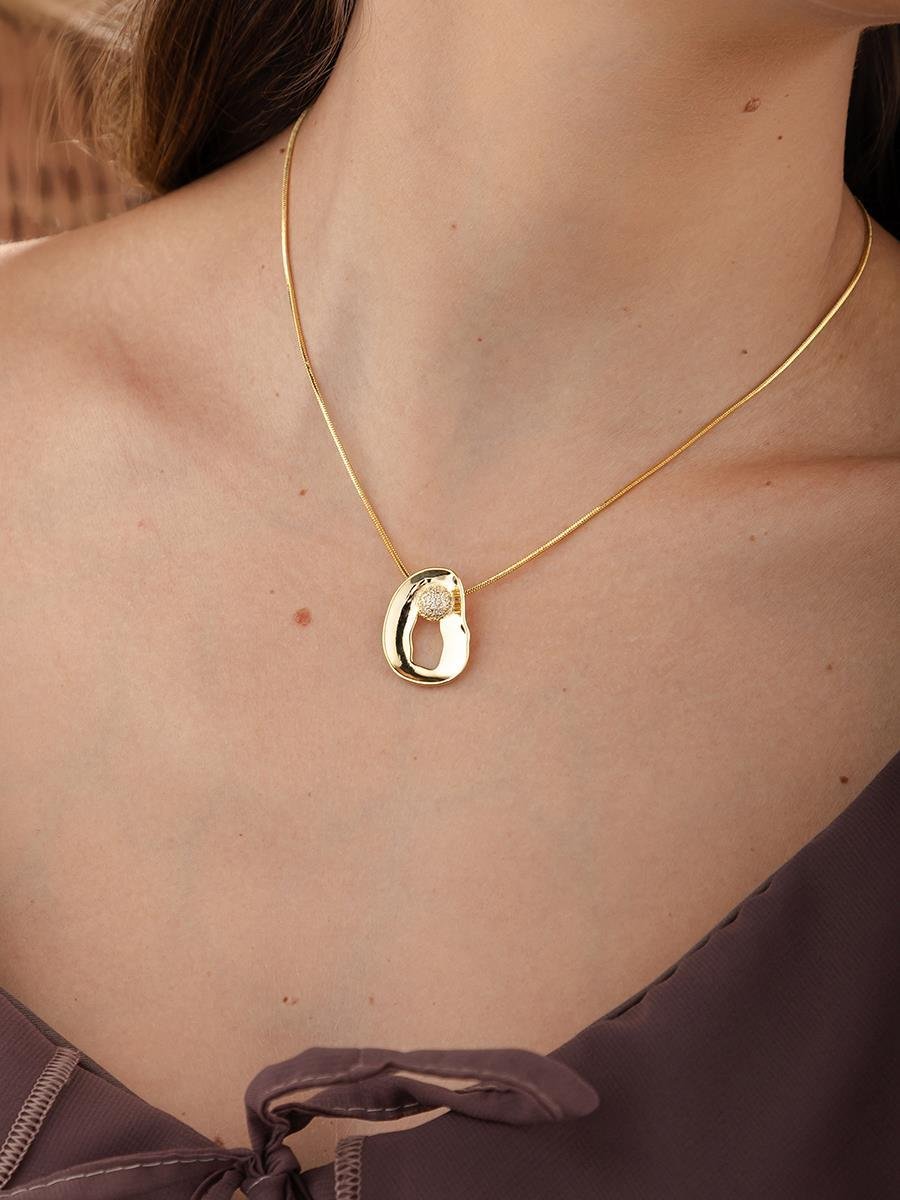 Colar Orgânico com Detalhe Cravejado | Banhado a Ouro