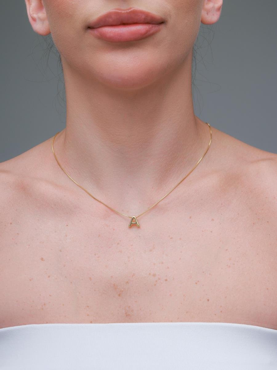 Colar Letra Lisa | Banhado a Ouro.
