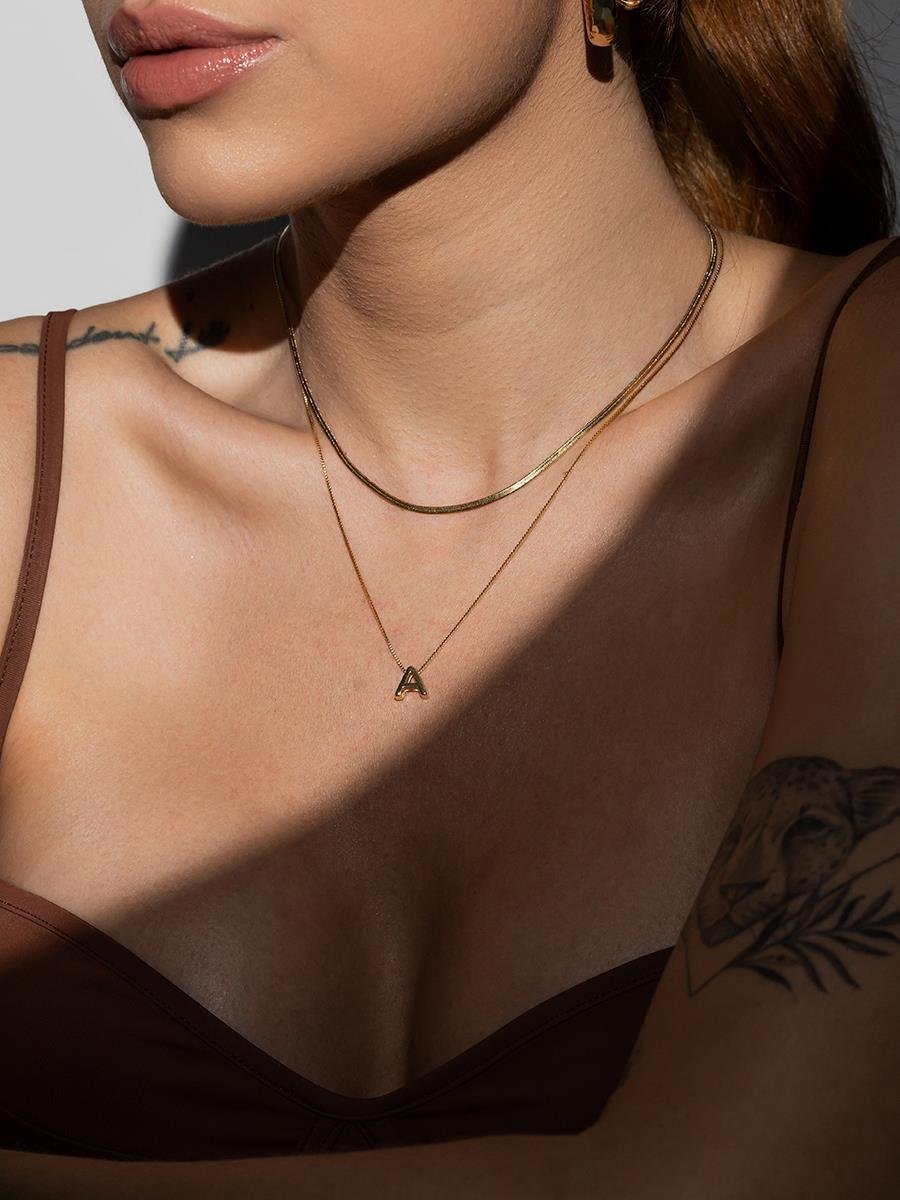Colar Letra Lisa | Banhado a Ouro.