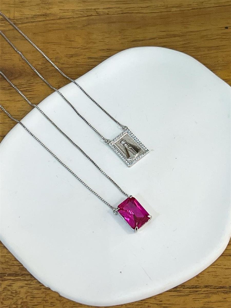 Escapulário Nossa Senhora com Pedra Pink | Banhado a Ródio Branco.