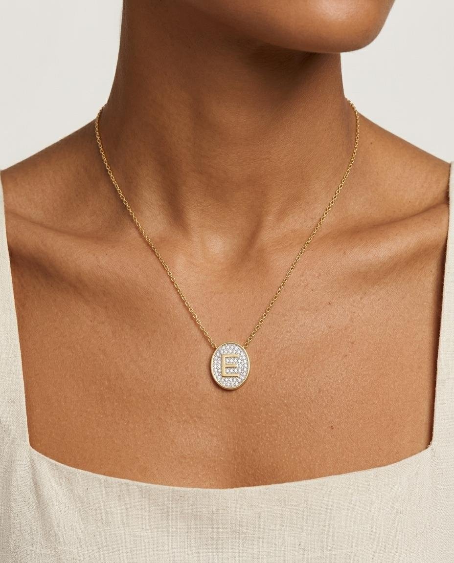 Colar Medalha de Letra Cravejado | Banhado a Ouro e Ródio Branco.