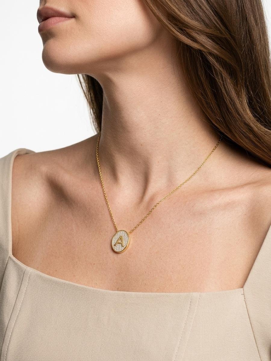 Colar Medalha de Letra Cravejado | Banhado a Ouro e Ródio Branco.
