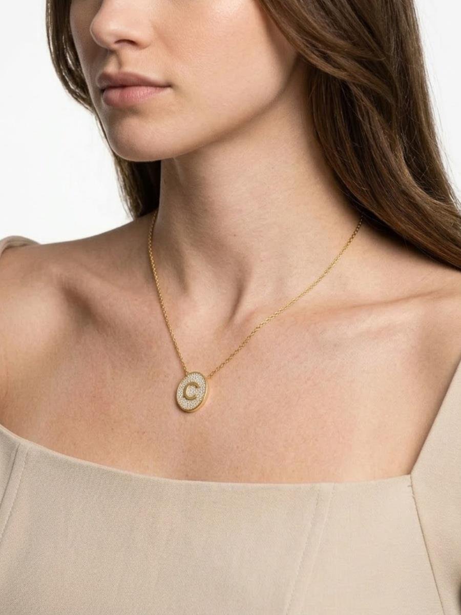Colar Medalha de Letra Cravejado | Banhado a Ouro e Ródio Branco.