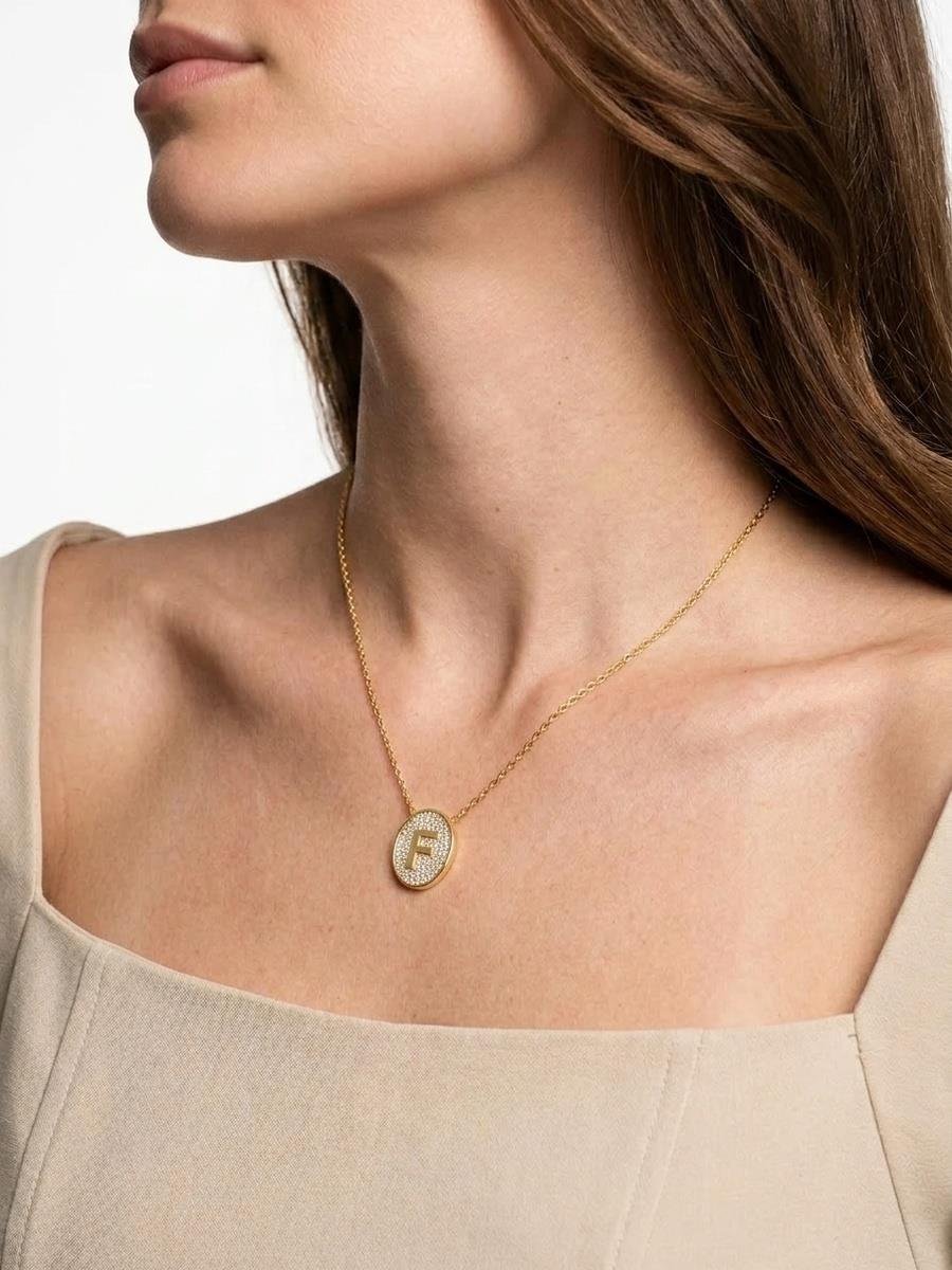 Colar Medalha de Letra Cravejado | Banhado a Ouro e Ródio Branco.