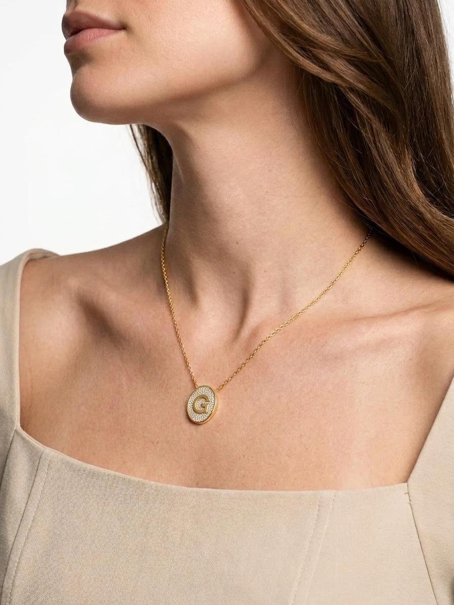 Colar Medalha de Letra Cravejado | Banhado a Ouro e Ródio Branco.