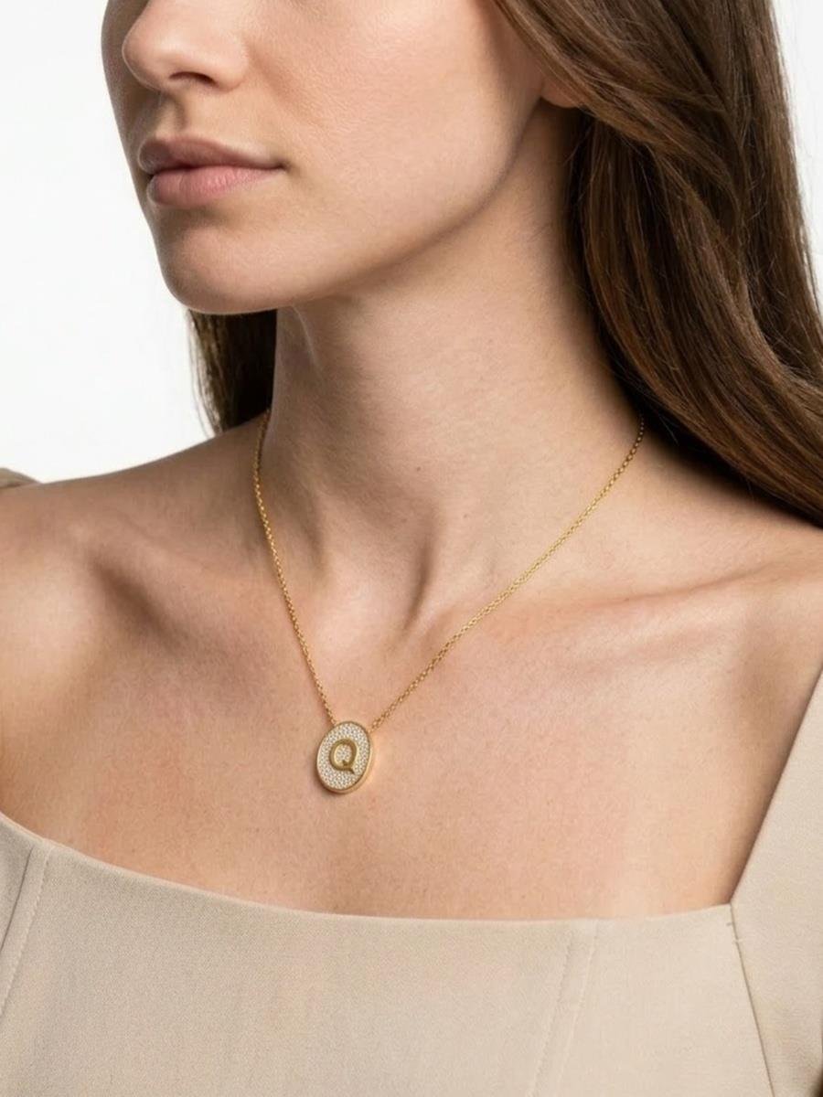 Colar Medalha de Letra Cravejado | Banhado a Ouro e Ródio Branco.