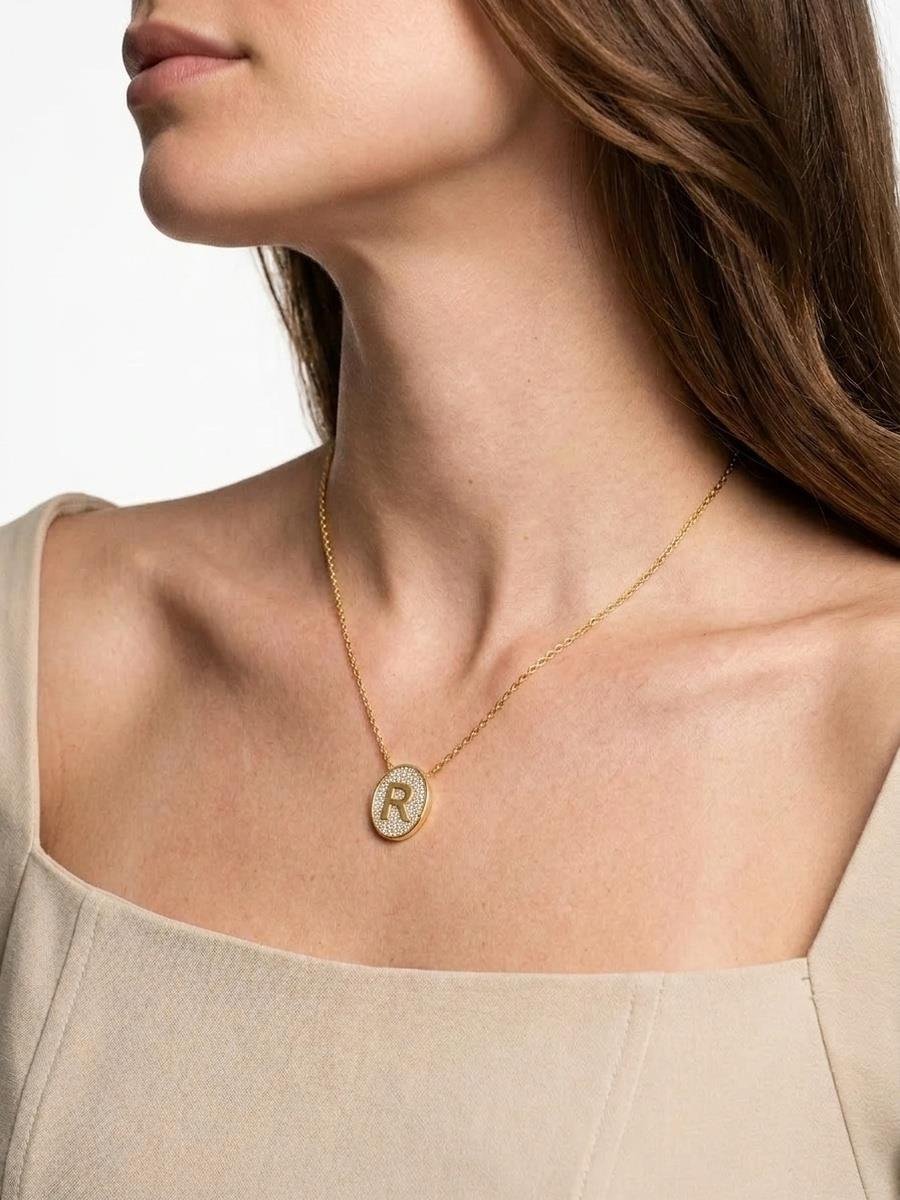 Colar Medalha de Letra Cravejado | Banhado a Ouro e Ródio Branco.