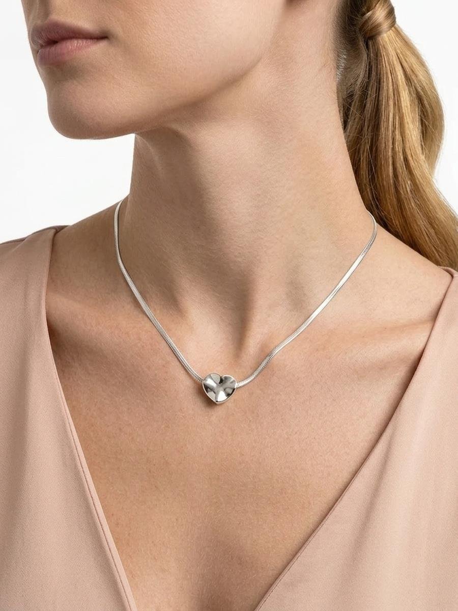 Choker Malha Fita com Coração Martelado | Banho de Prata.