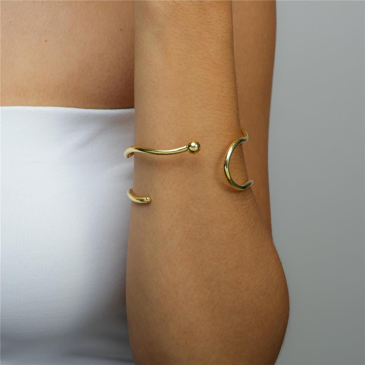 Bracelete Aberto com Esfera | Banhado a Ouro.