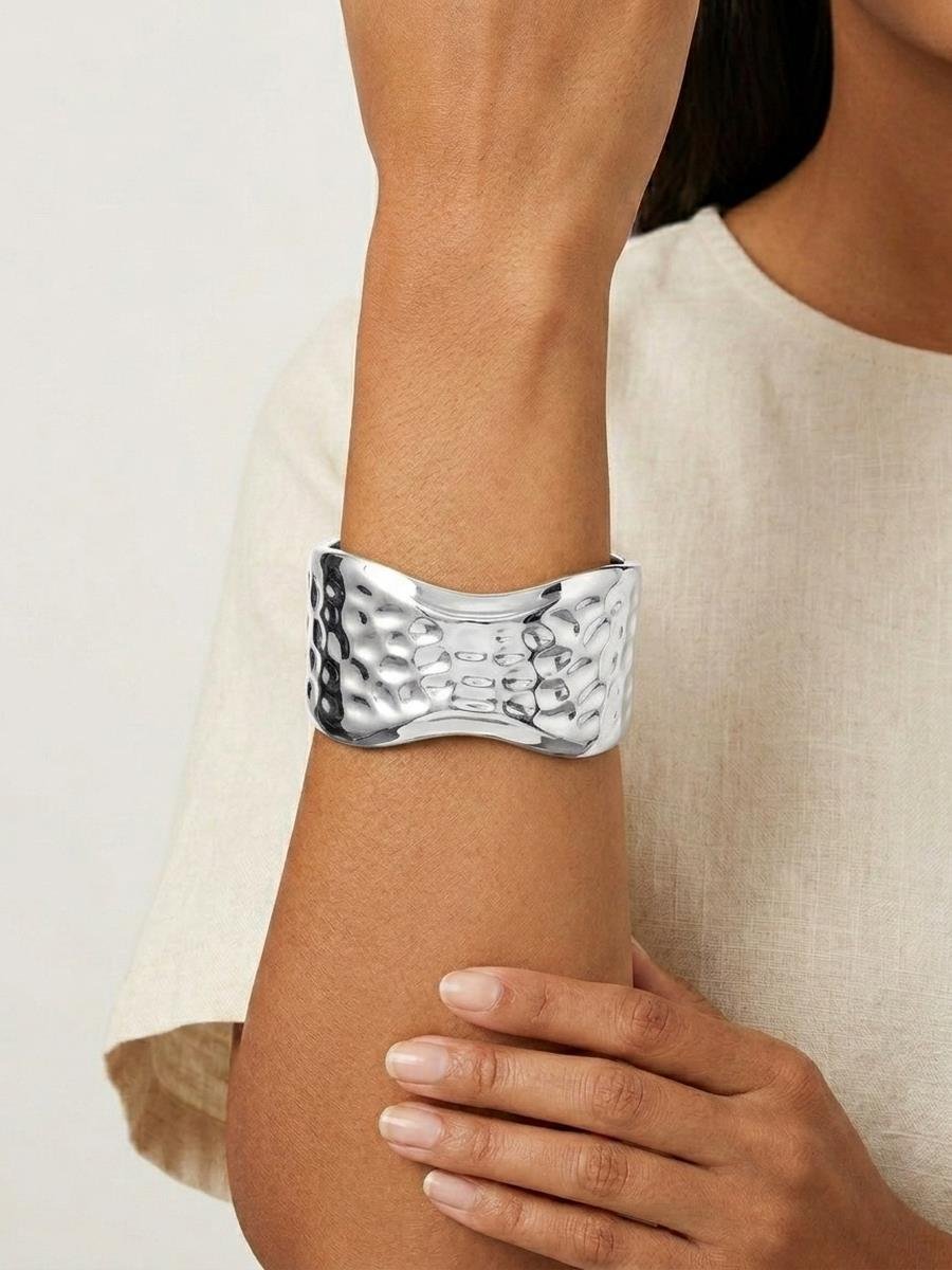 Bracelete Abaulado Martelado | Banhado a Ródio Branco.