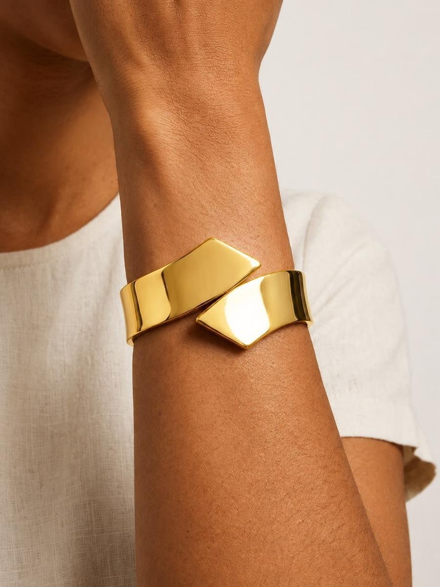 Bracelete Placa Torcida | Banhado a Ouro.