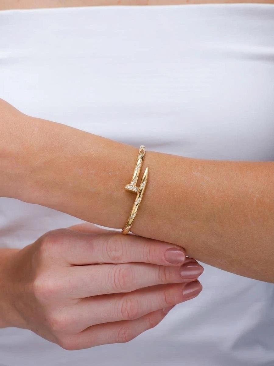 Bracelete Prego Detalhes Cravejado | Banhado a Ouro.
